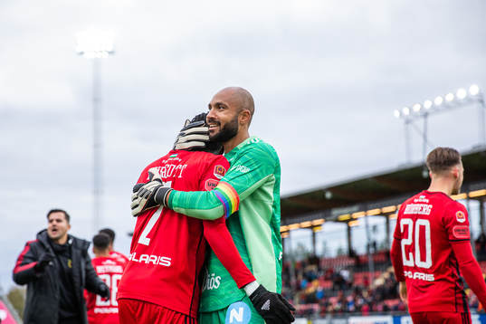 Östersunds Blair Turgott och målvakt Aly Keita jublar