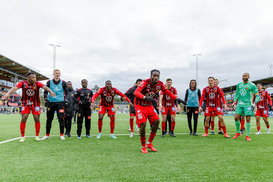 Östersunds Blair Turgott jublar med publiken