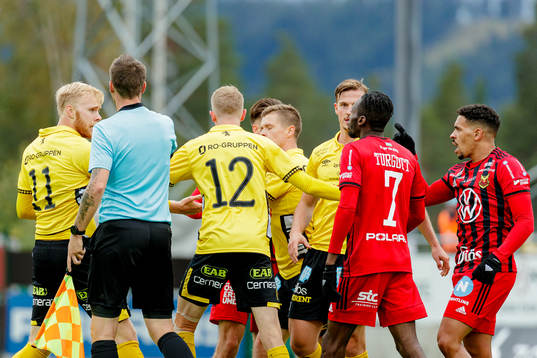 Elfsborgs Sveinn Aron Gudjohnsen i dispyt med Östersunds