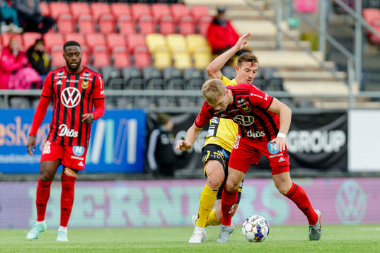 Elfsborgs Simon Olsson i kamp med Östersunds Eirik Haugan 