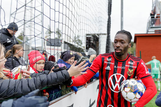 Östersunds Blair Turgott jublar med fasnesn