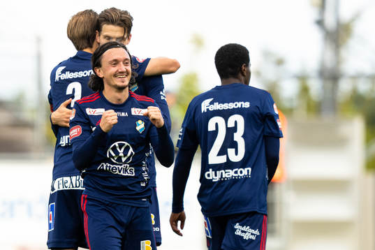 Östers Mattias Pavic jublar