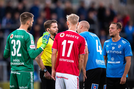 Kalmars målvakt Lucas Hägg Johansson och Halmstads Andreas Johansson samt Joel Allansson i samtal med domare Joakim Östling