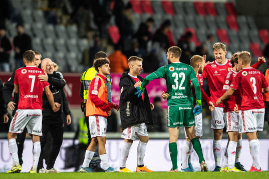 Kalmars Isak Jansson och målvakt Lucas Hägg Johansson jublar