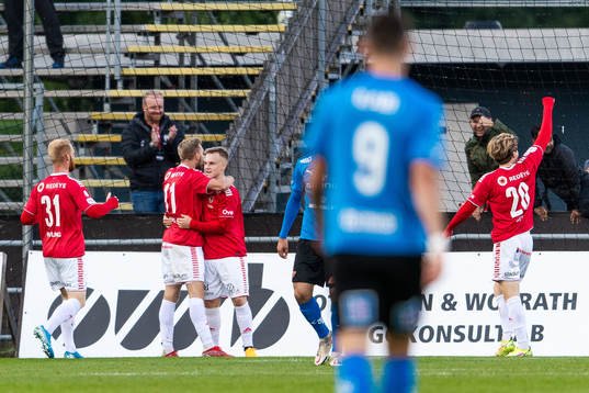 Kalmars Nils Fröling och Jonathan Ring jublar med Isak Jansson som gjort 0-1