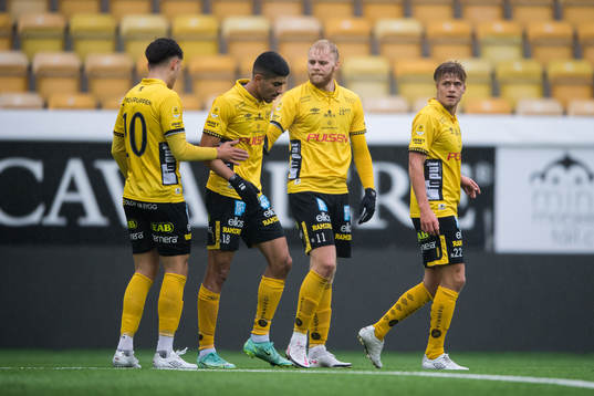 Elfsborgs Sveinn Aron Gudjohnsen jublar med Besfort Zeneli,