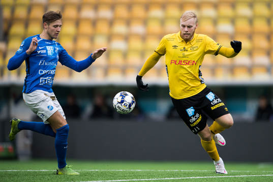 Elfsborgs Sveinn Aron Gudjohnsen och Norrbys Felix Wahle