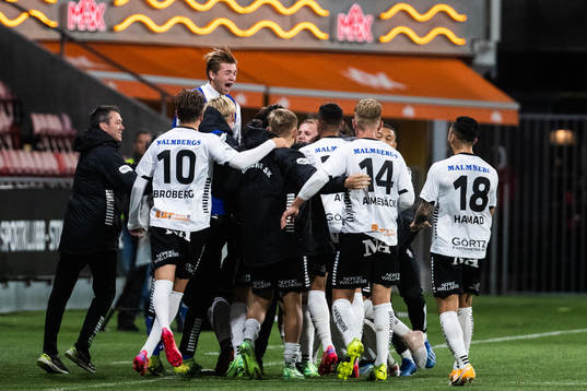 Örebros Nordin Gerzic jublar med tränare Vitor Gazimba