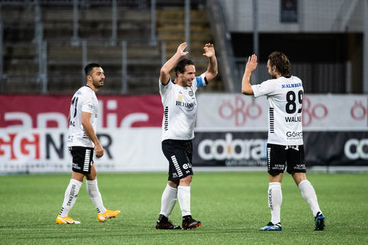 Örebros Nordin Gerzic och Kevin Walker jublar