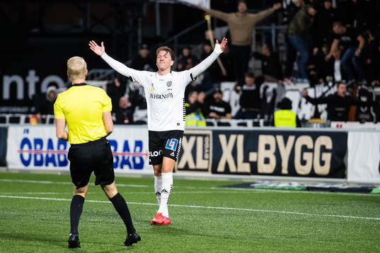 Örebros Martin Broberg jublar efter 2-0