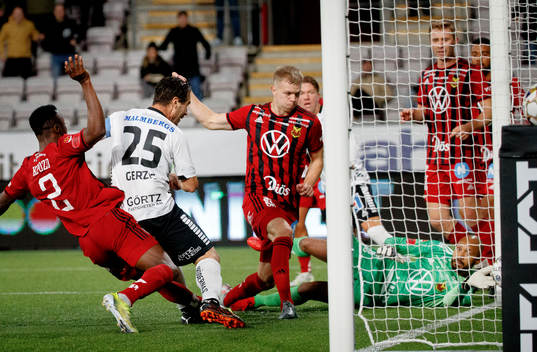 Örebros Nordin Gerzic gör 1-0 på Östersunds målvakt