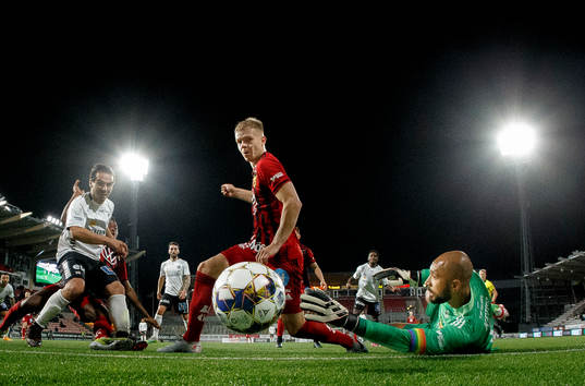 Örebros Nordin Gerzic gör 1-0 på Östersunds målvakt