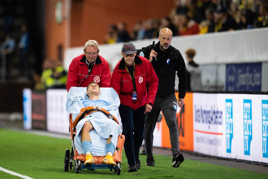 Malmö FFs Felix Beijmo lämnar planen på en bår