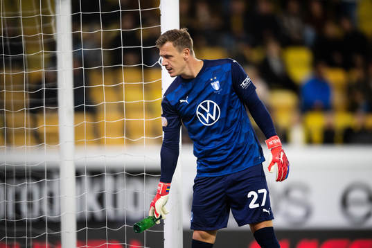 Malmö FFs målvakt Johan Dahlin lägger undan en inslängd