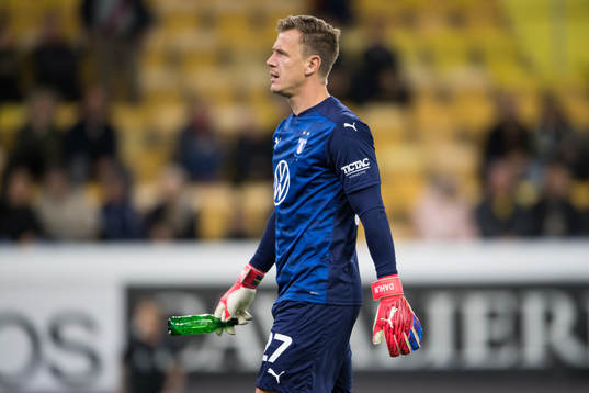 Malmö FFs målvakt Johan Dahlin plockar undan en inkastad