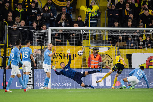 Malmö FFs målvakt Johan Dahlin med en räddning av skott
