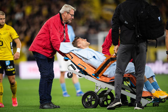 Malmö FFs Felix Beijmo lämnar planen på en bår