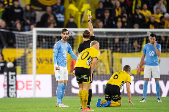 Malmö FFs Adi Nalic tilldelas ett gult kort av Domare