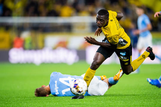 Malmö FFs Felix Beijmo skadar sig i en situation med