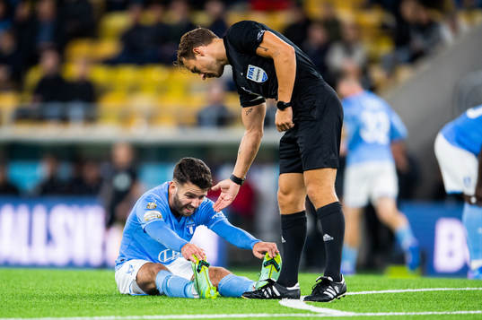 Elfsborgs Frederik Holst stretchar bredvid domare