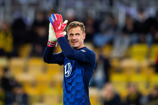 Malmö FFs målvakt Johan Dahlin applåderar supportrarna