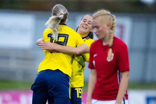 Sveriges Stina Dahl Forslund jublar ihop med Matilda Ekblom efter 1-0