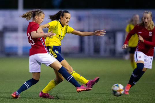 Norges Silje Bjåstad och Sveriges Bianca Hultbäck Nattland