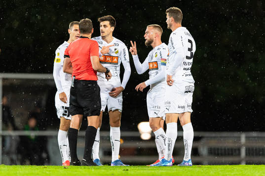 Häckens spelare i diskussion med domare Victor Wolf