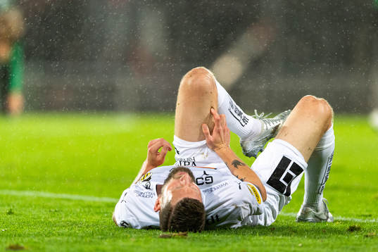 Häckens Joona Toivio har ont