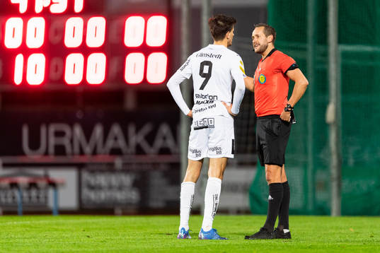 Häckens Alexander Jeremejeff i diskussion med domare