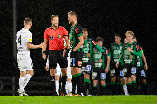 Domare Victor Wolf i diskussion med Häckens Joona Toivio