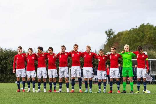 Norges Sverre Halseth Nypan, Almar Grindheim, Max Herman Bjurstrøm, Andreas Heredia Randen, Anders Rønne Børset, Gustav Kjølstad Nyheim, Elias Kringberg Haug, Troy Engseth Nyhammer, Chrisander Sørum, målvakt Magnus Stær Jensen och Aleksander Hammer Kjelsen vid nationalsången