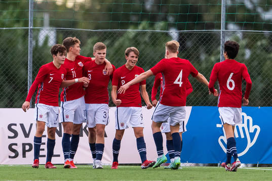 Norges Chrisander Sørum (mitten) jublar med lagkamrater efter att han gjort 0-3