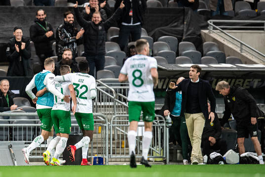 Hammarbys Vladimir Rodic jublar efter 3-0 med tränare Milos Milojevic