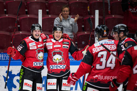 Malmö Redhawks Anton Olsson jublar ihop med Marcus