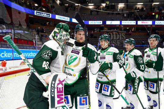Färjestads Adam Ginning tackar målvakt Henrik Haukeland