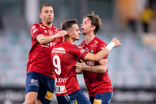 Örgrytes Ajdin Zeljkovic jublar med Jonathan Azulay och Anton Lans efter 1-1