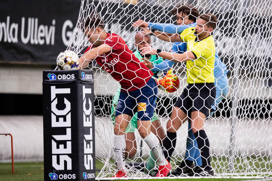 Stökigt mellan Örgrytes Peru Ruiz och målvakt Joshua Wicks och Robin Tihi efter att Örgrytes Ajdin Zeljkovic (ej i bild) kvitterat till 2-2
