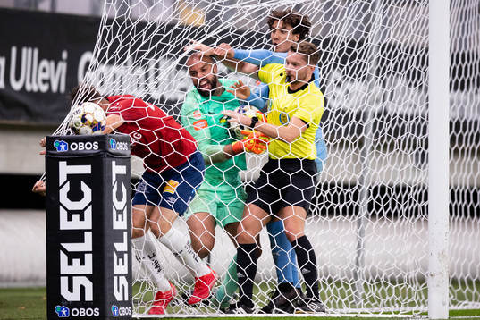 Stökigt mellan Örgrytes Peru Ruiz och målvakt Joshua Wicks och Robin Tihi efter att Örgrytes Ajdin Zeljkovic (ej i bild) kvitterat till 2-2
