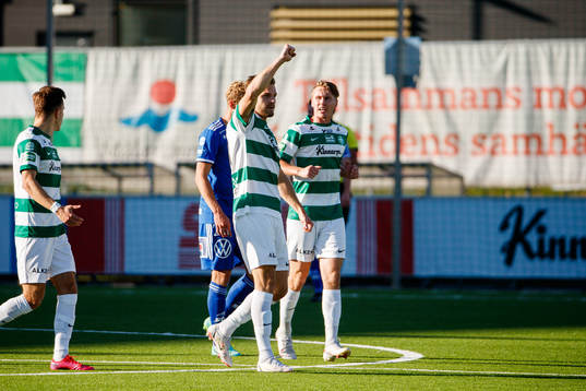 Västerås Erik Björndahl jublar efter 1-2