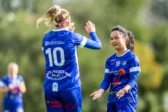 Södra Sandbys Isabella Nilsson och Sandra Welander jublar efter 3-0