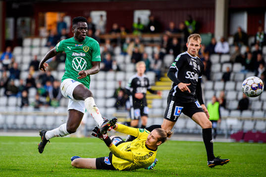 Jönköpings Eric Johana Omondi och Brages målvakt Adrian