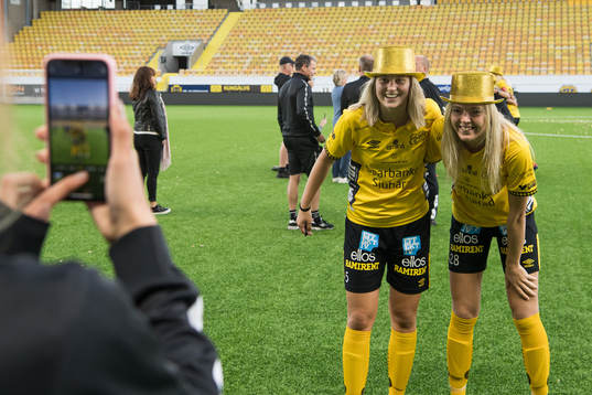 Elfsborgs Sara Isaksson och Maja Wrångemyr blir fotograferade med mobiltelefon