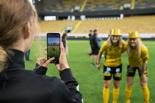 Elfsborgs Sara Isaksson och Maja Wrångemyr blir fotograferade med mobiltelefon