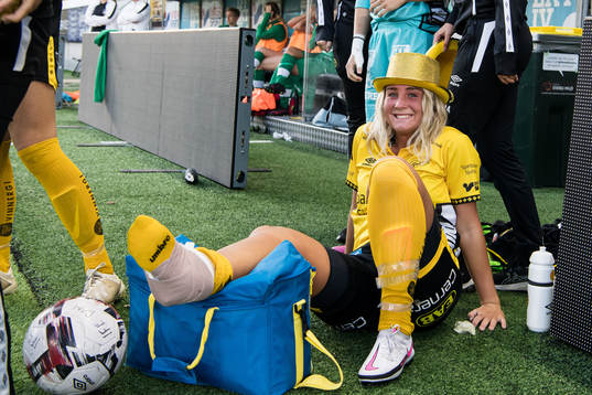 Elfsborgs Ebba Johansson fick lämna planen skadad kort före slutsignalen sitter med sin lindade fot och en guldhatt