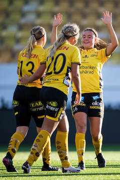 Elfsborgs Evelina Brink jublar med Ebba Johansson och Olivia Gurtata efter 12-0