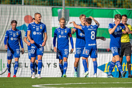 Sundsvalls Ludvig Nåvik kramas om efter att han gjort 0-2 målet