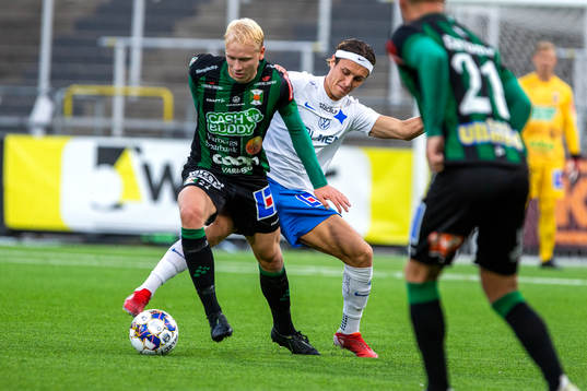 Varbergs Andre Boman och IFK Norrköpings Jonathan Levi i kamp om bollen