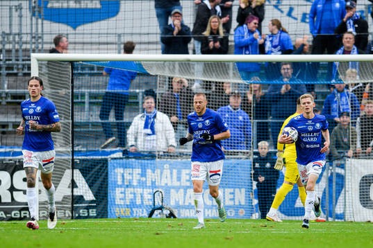 Trelleborgs spelare jublar efter reducering 2-3 av Fritiof Björkén