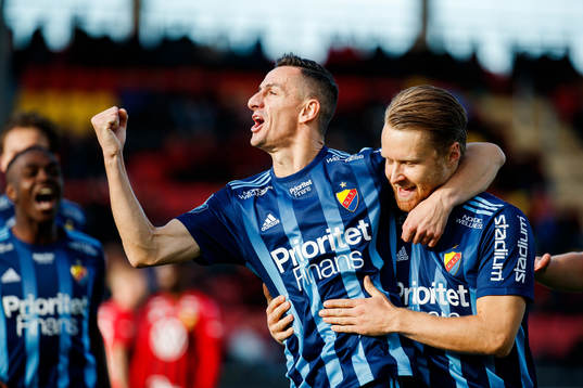 Djurgårdens Haris Radetinac och Jacob Une Larsson jublar efter 1-0